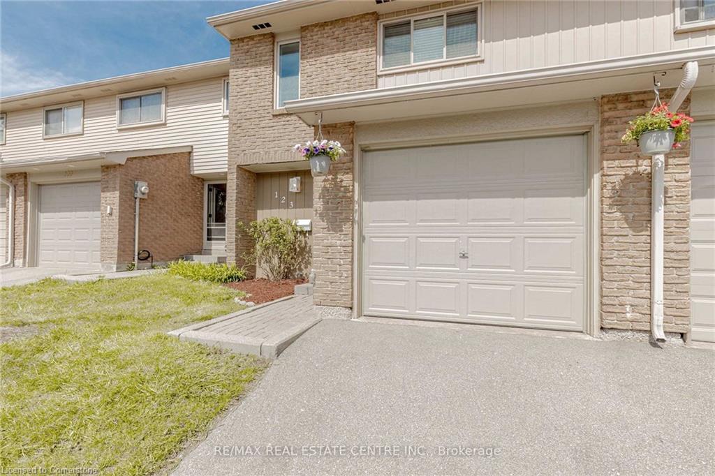 123-1526 Lancaster Drive Property Photo 4