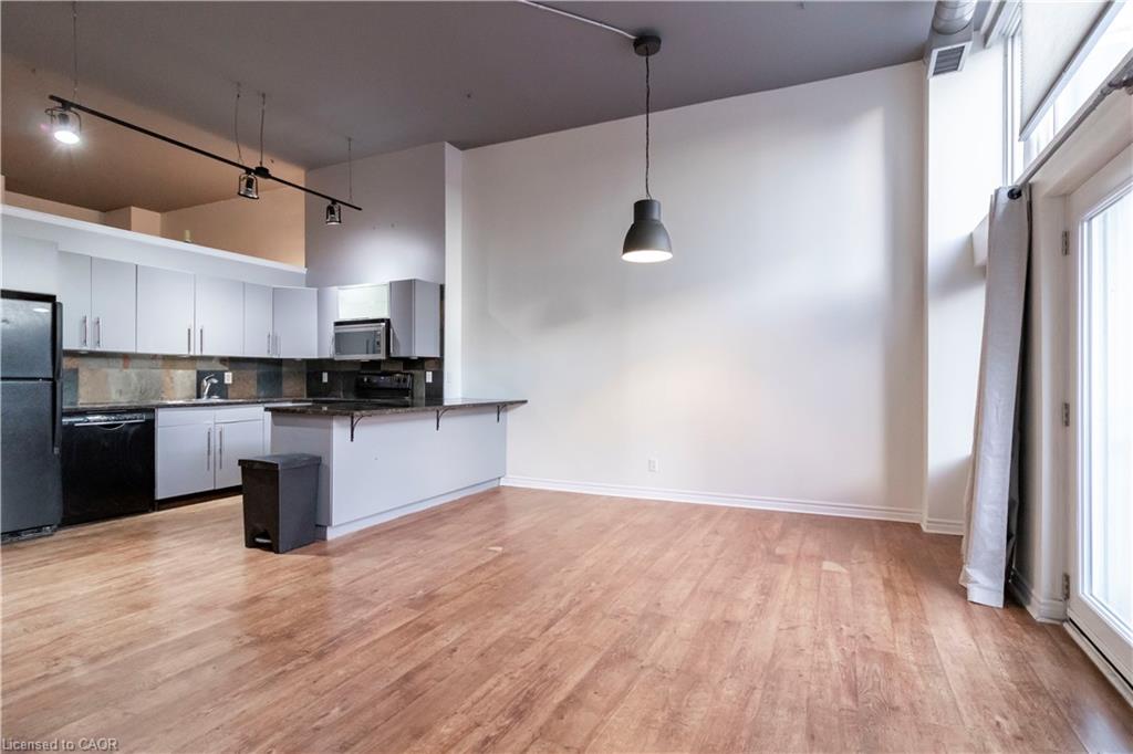 201-276 King Street W Property Photo 13