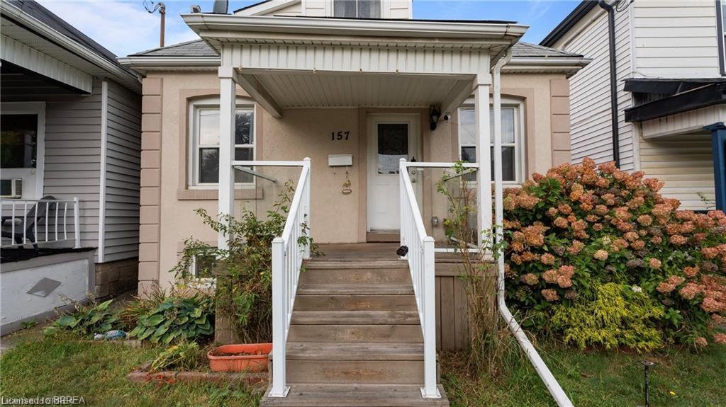 157 Weir Street N Property Photo 2