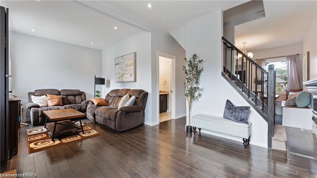 157 Weir Street N Property Photo 4