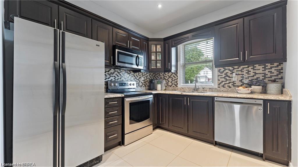 157 Weir Street N Property Photo 8
