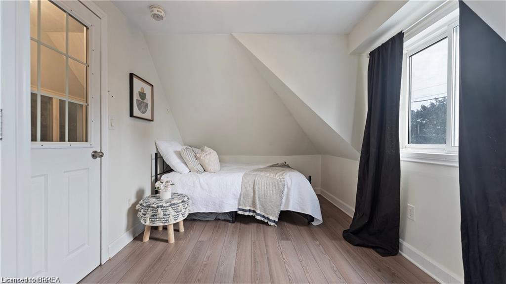 157 Weir Street N Property Photo 14