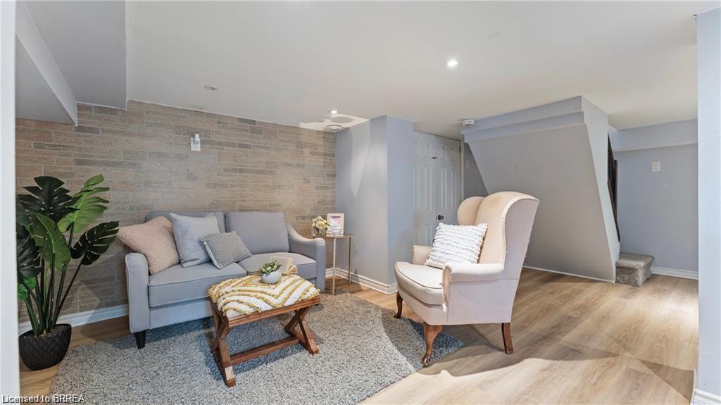 157 Weir Street N Property Photo 16