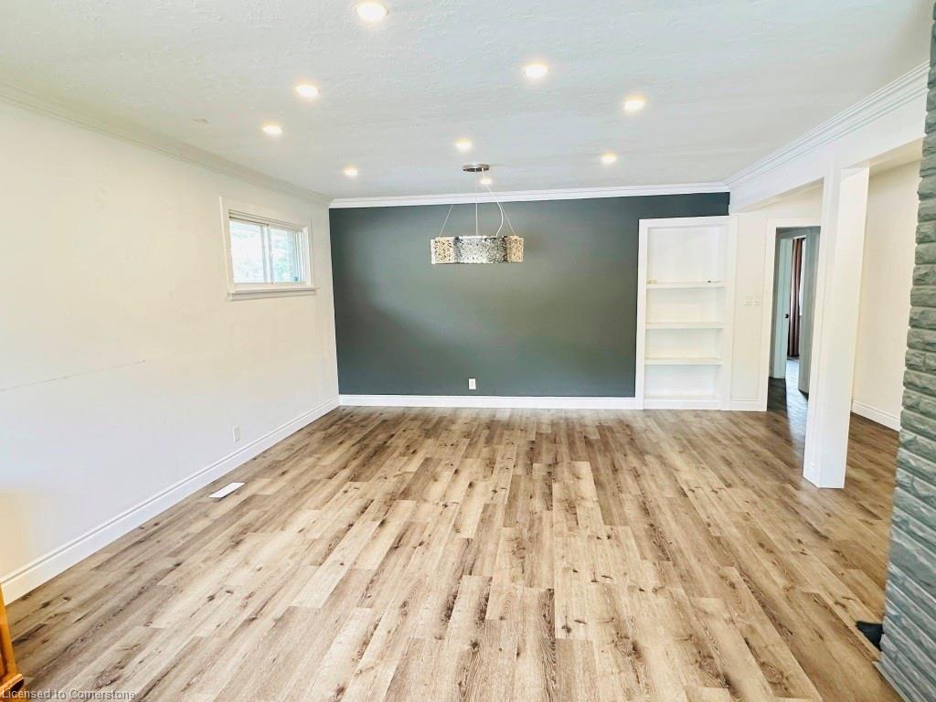 387 Mary Street N Property Photo 4