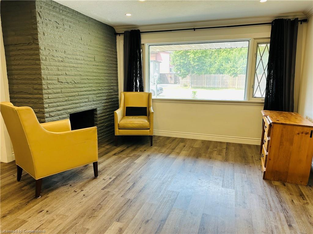 387 Mary Street N Property Photo 5