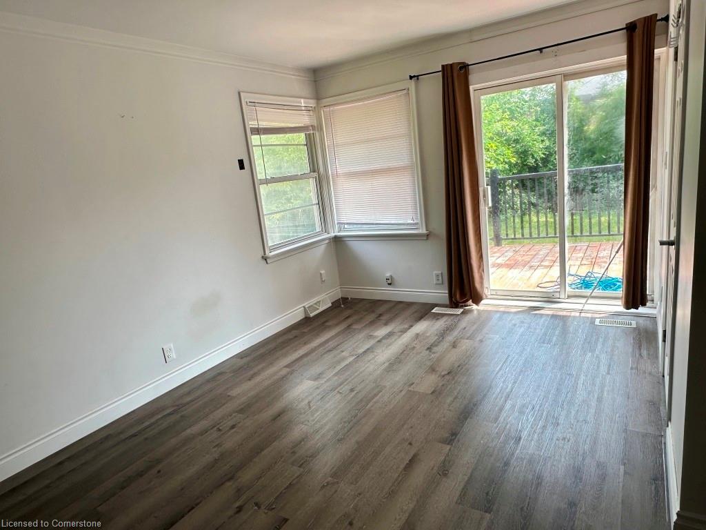 387 Mary Street N Property Photo 8