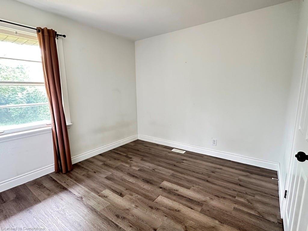 387 Mary Street N Property Photo 10