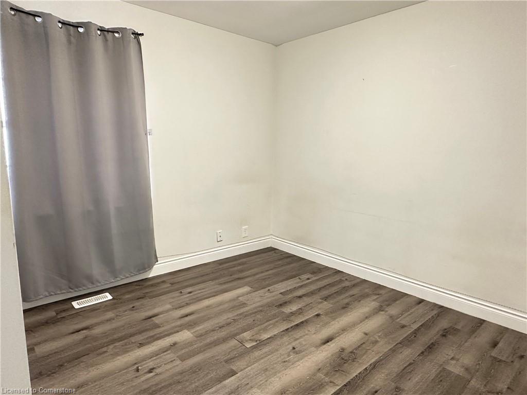 387 Mary Street N Property Photo 11