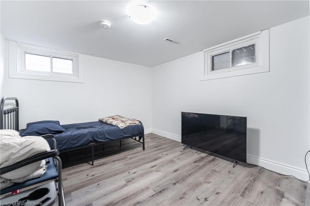 387 Mary Street N Property Photo 16