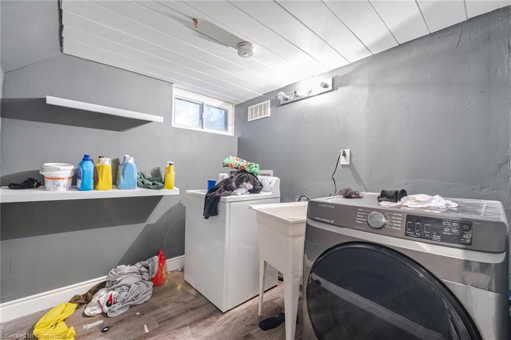 387 Mary Street N Property Photo 19