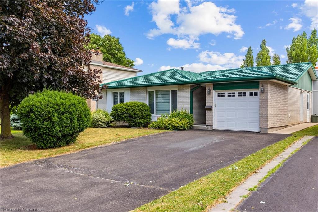 15 Lockton Crescent