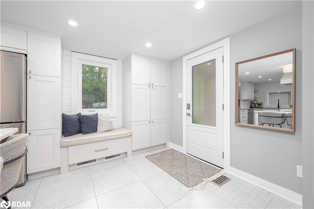 406 Peter Street N Property Photo 6