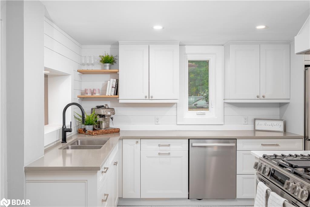 406 Peter Street N Property Photo 11