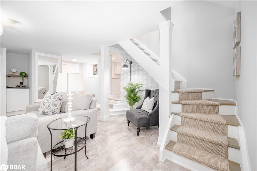 406 Peter Street N Property Photo 19