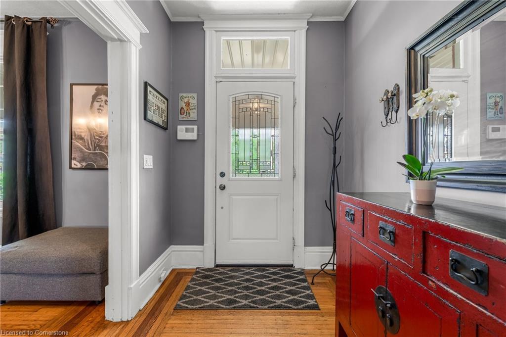 187 Victoria Avenue N Property Photo 3