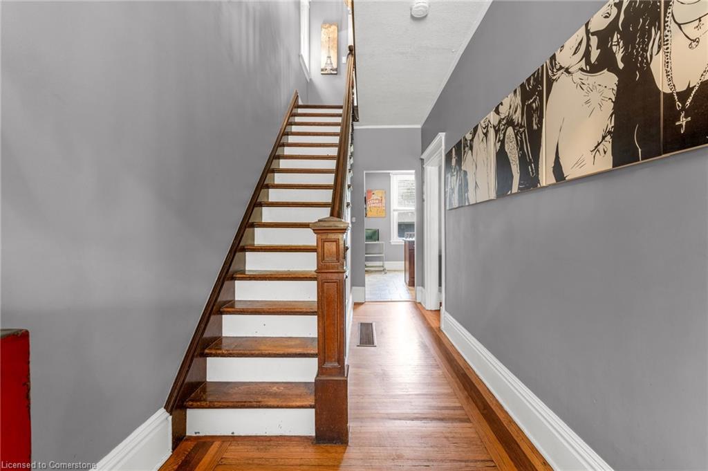 187 Victoria Avenue N Property Photo 12