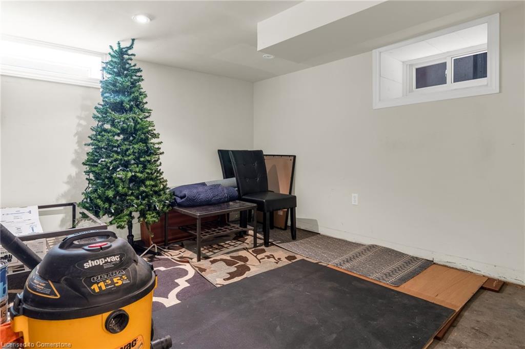 187 Victoria Avenue N Property Photo 24