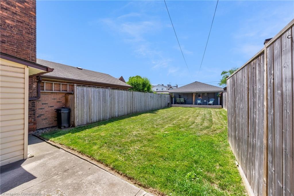 187 Victoria Avenue N Property Photo 29
