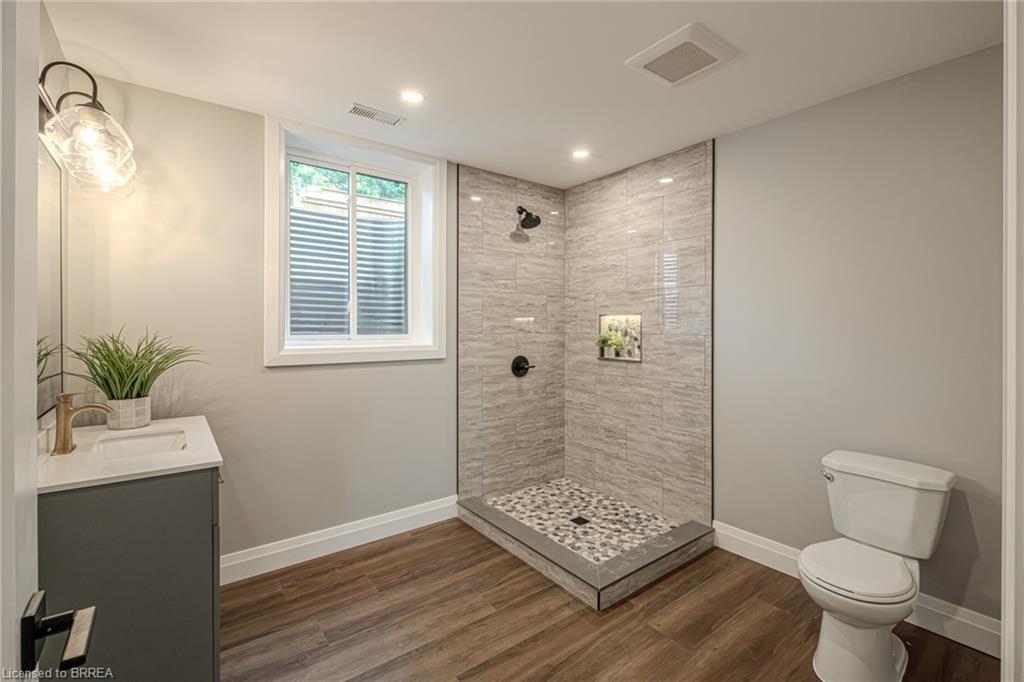51 Brown Street W Property Photo 37