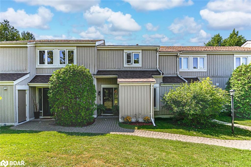 547 Oxbow Crescent Property Photo 1