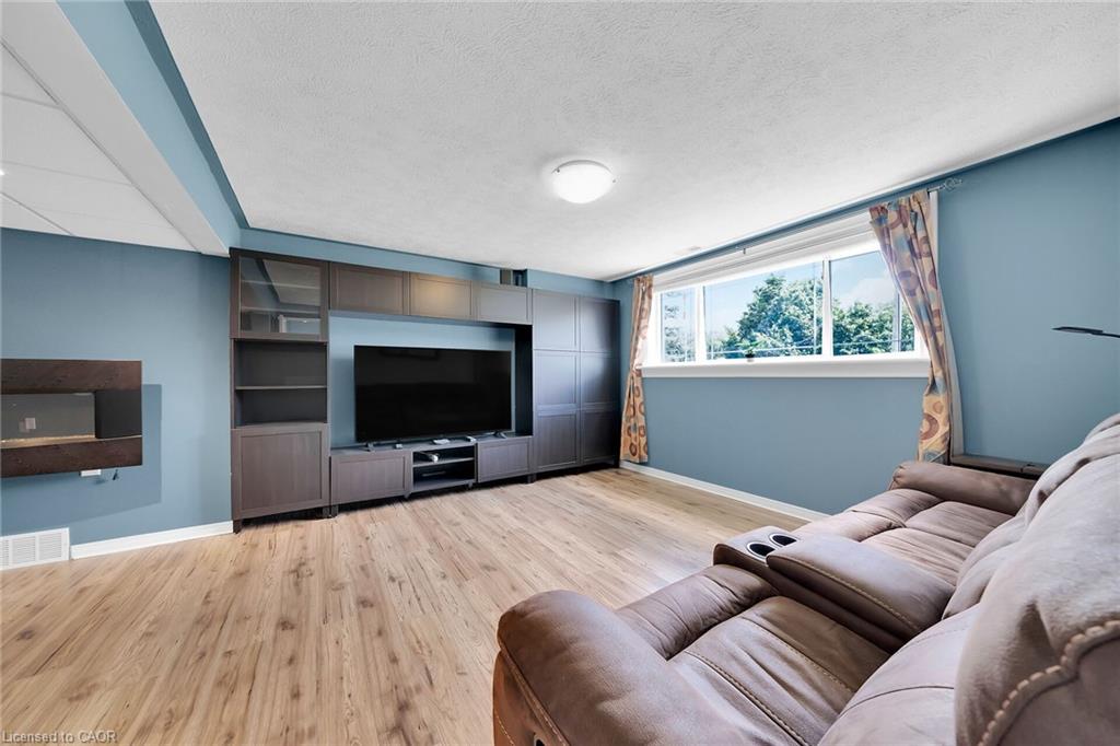 47 Winnett Street N Property Photo 20