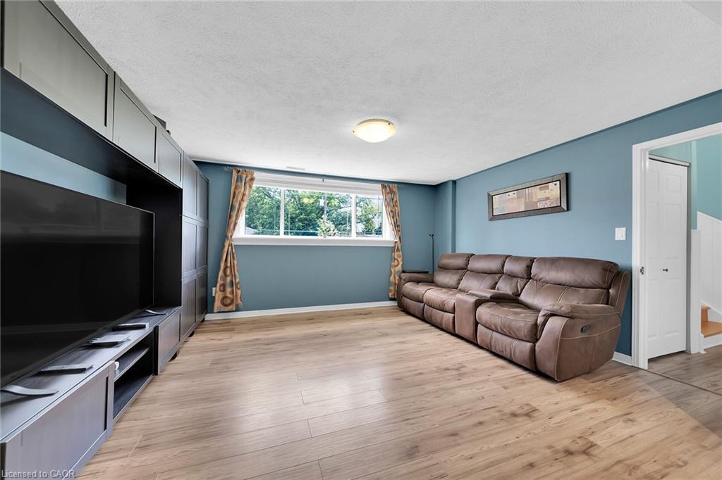 47 Winnett Street N Property Photo 21