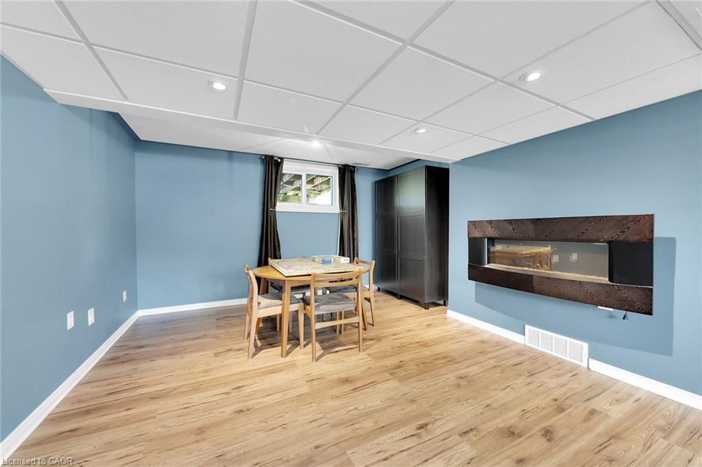 47 Winnett Street N Property Photo 23