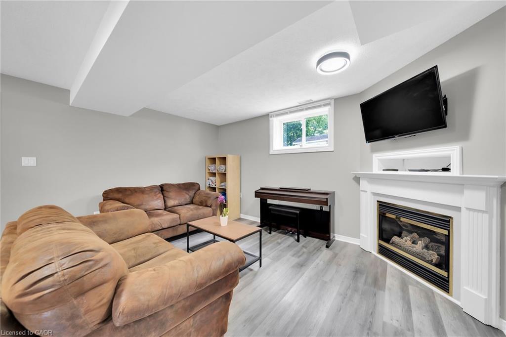 47 Winnett Street N Property Photo 27