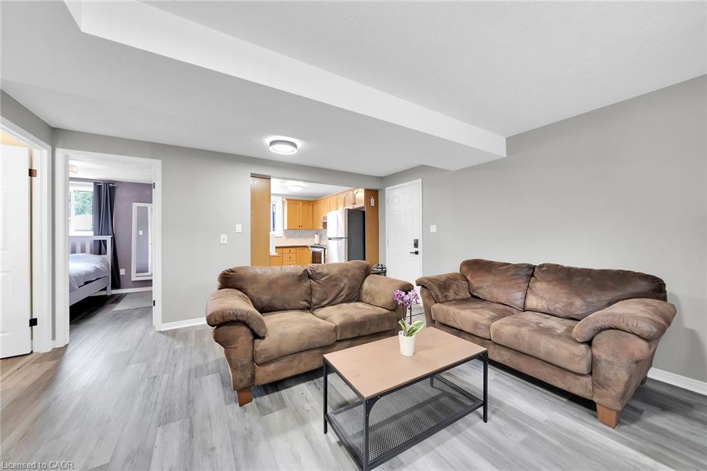 47 Winnett Street N Property Photo 28