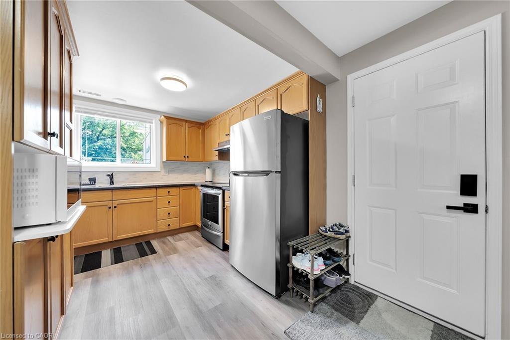 47 Winnett Street N Property Photo 31