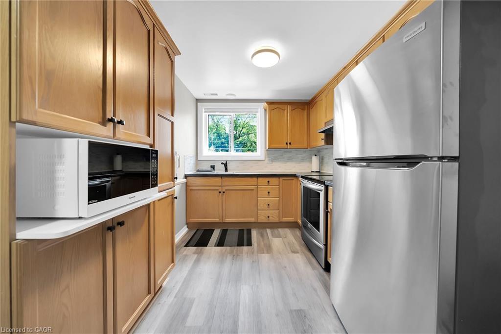 47 Winnett Street N Property Photo 32