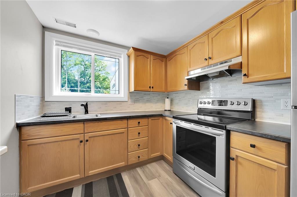 47 Winnett Street N Property Photo 33