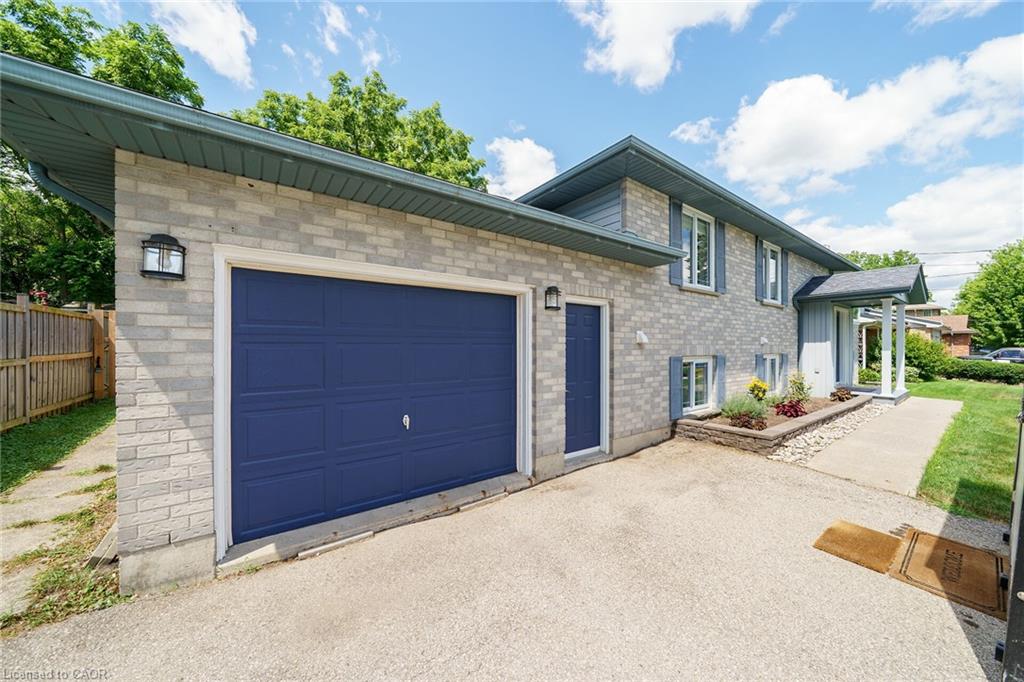 47 Winnett Street N Property Photo 35