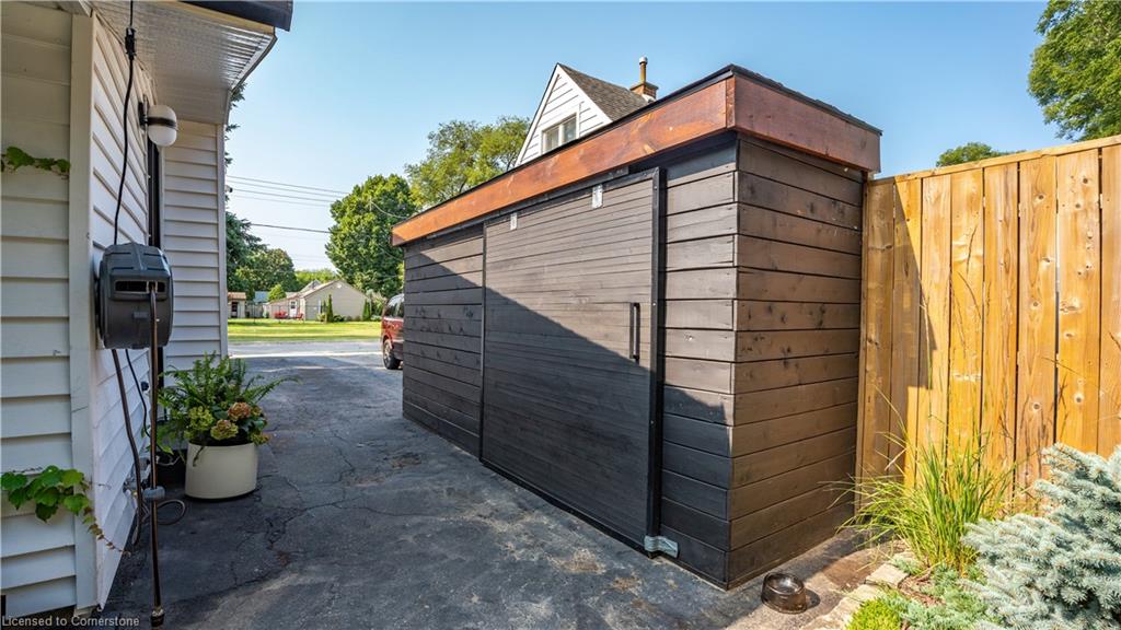 102 Spadina Road E Property Photo 17
