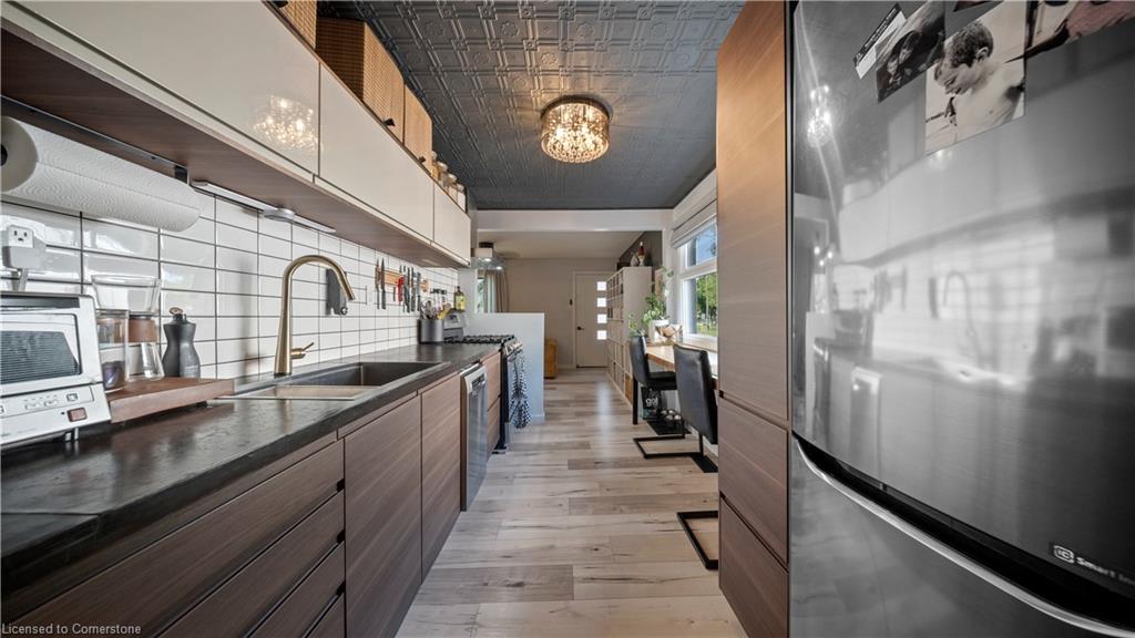 102 Spadina Road E Property Photo 29