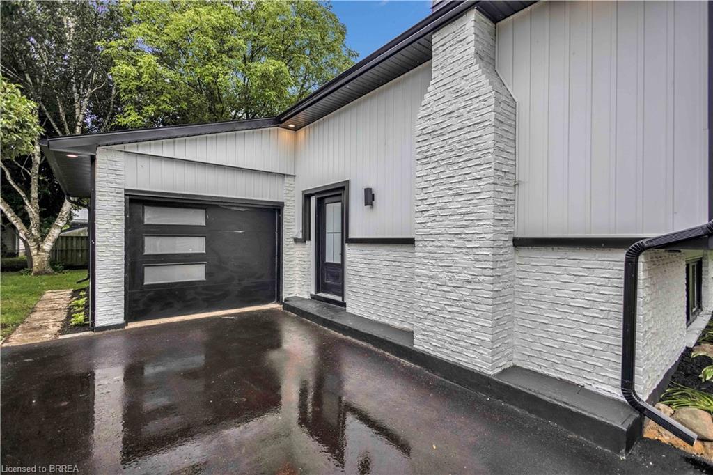 28 Crestlynn Crescent Property Photo 4