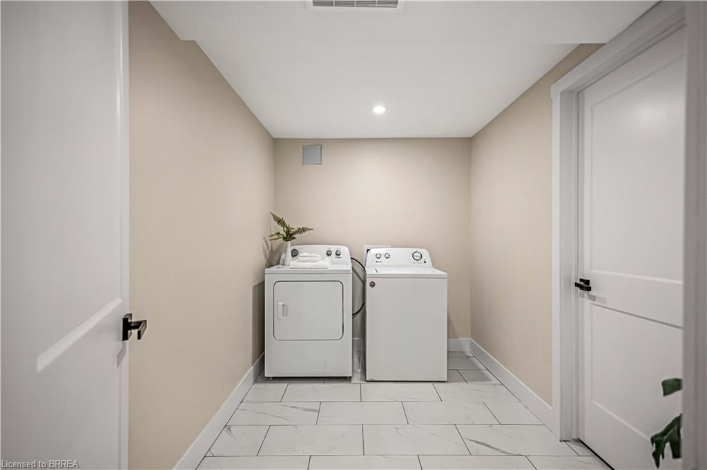 28 Crestlynn Crescent Property Photo 31