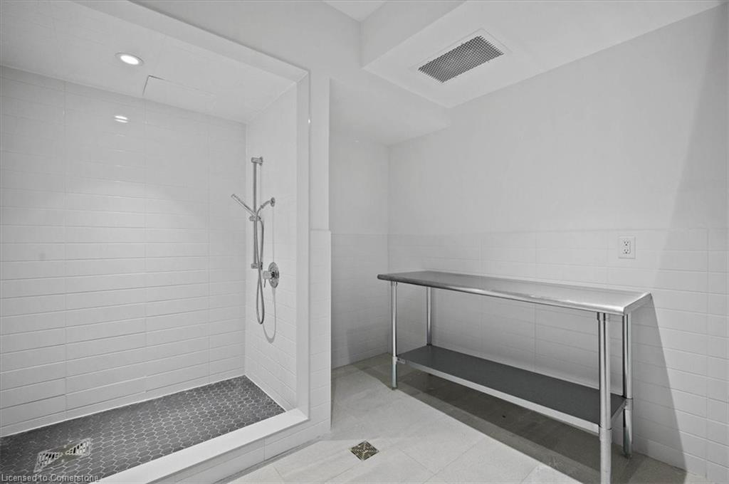 220-55 Duke Street W Property Photo 30