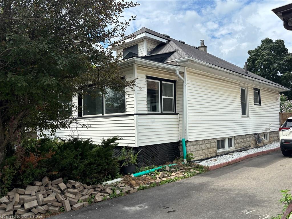 9 Grantham Avenue S Property Photo 4