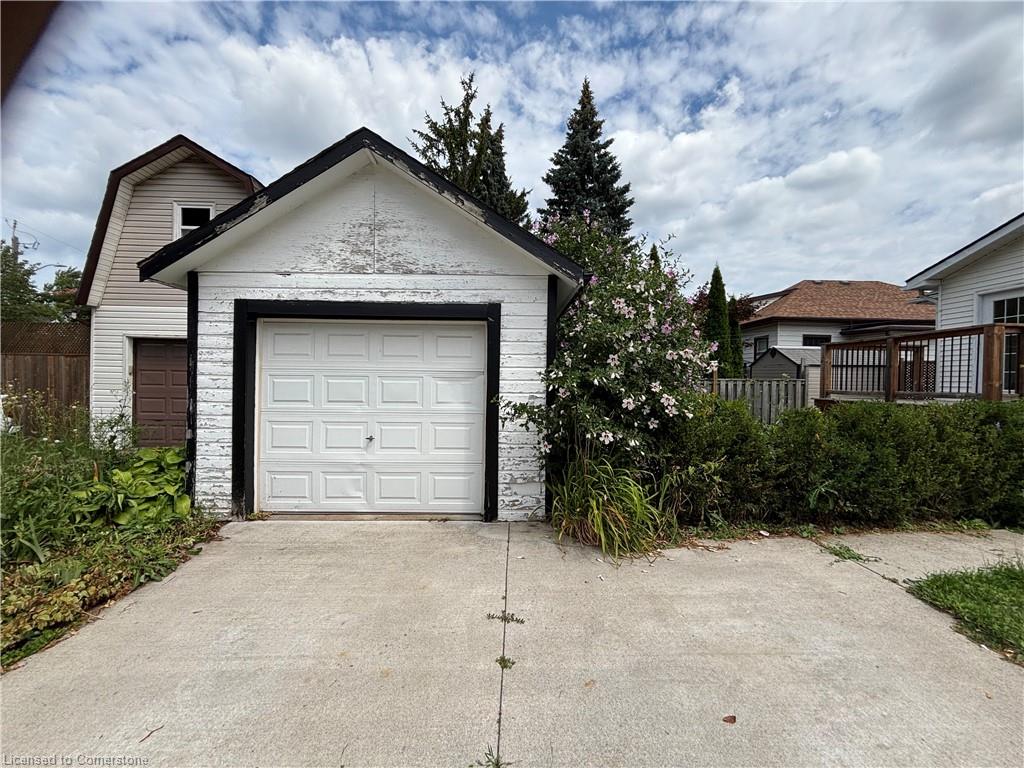 9 Grantham Avenue S Property Photo 19