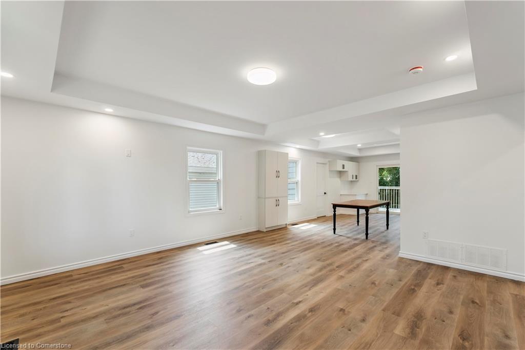 387 Weir Street N Property Photo 10