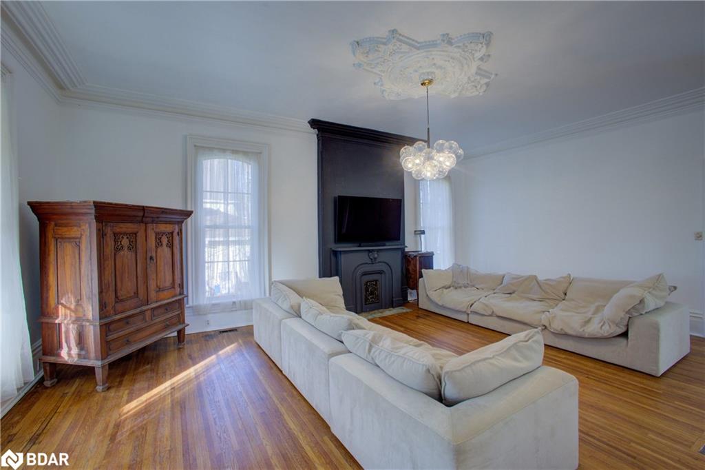 150 Wellington Street E Property Photo 11