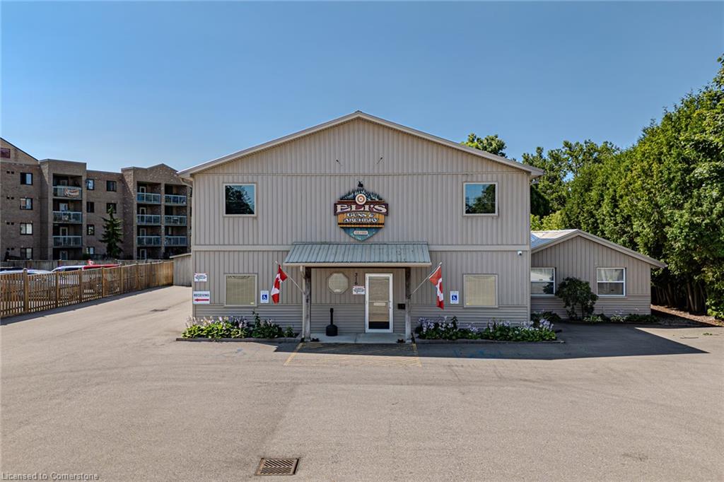 316 Queensway W Property Photo 3