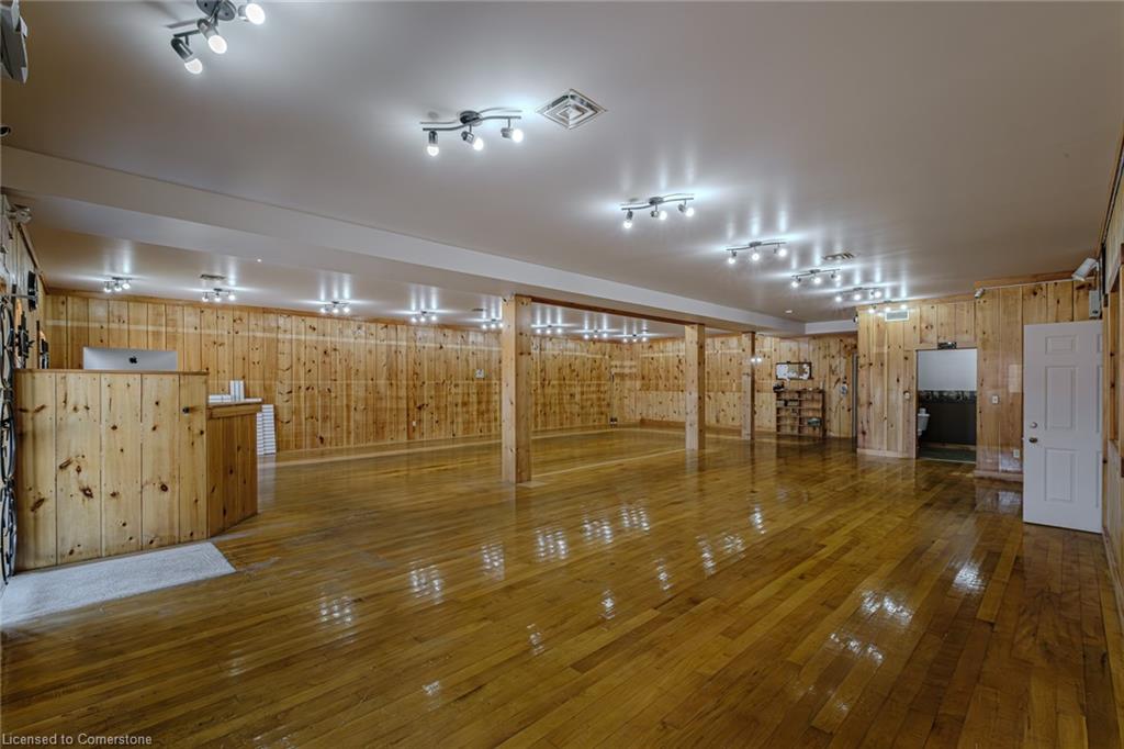 316 Queensway W Property Photo 4