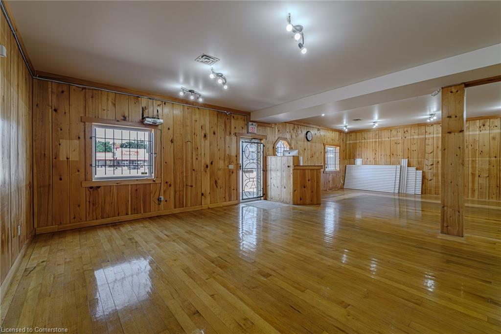 316 Queensway W Property Photo 5