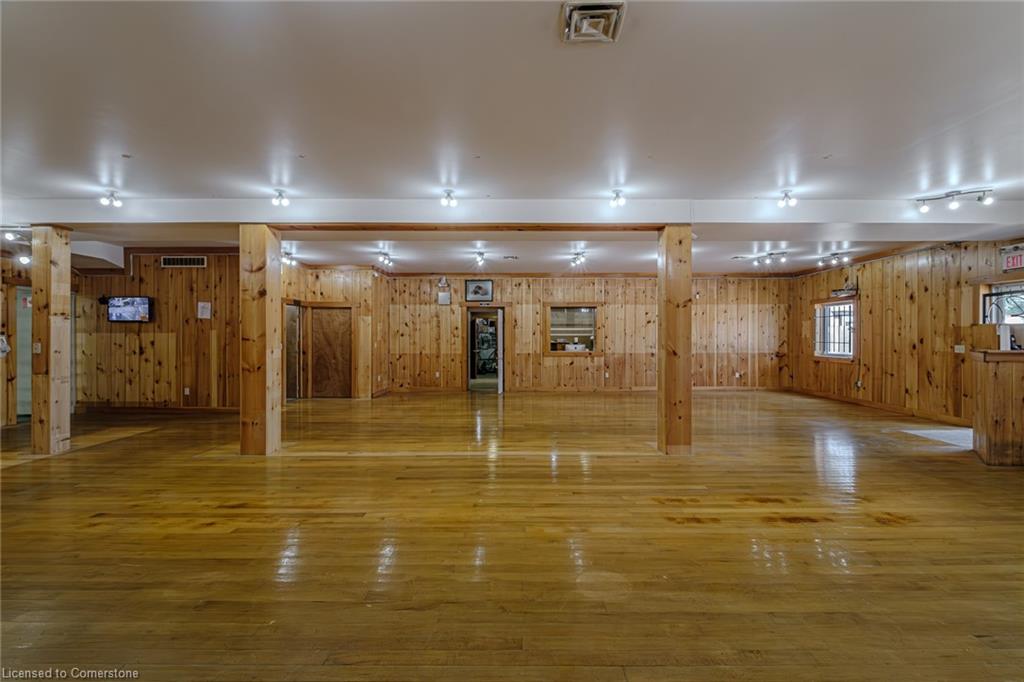 316 Queensway W Property Photo 7