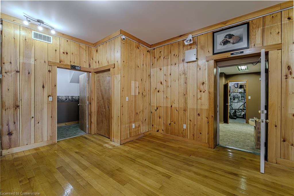 316 Queensway W Property Photo 9