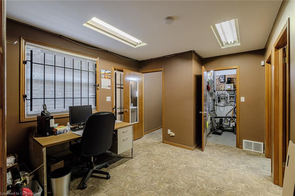 316 Queensway W Property Photo 13