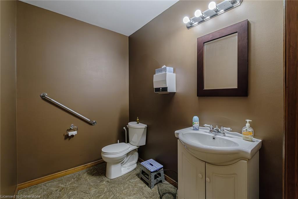316 Queensway W Property Photo 15