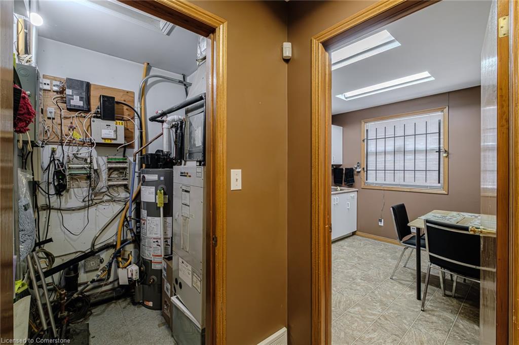 316 Queensway W Property Photo 16